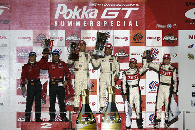 鈴鹿のレースながら、NSX勢は無念な結果に。表彰台にのぼったのは、(写真左から)2位のNo.3 GT-R(安田裕信/R・クインタレッリ)、優勝したNo.35 KRAFT SC430(石浦宏明/大嶋和也)、そして3位No.38 ZENT CERUMO SC430(立川祐路/R・ライアン)。