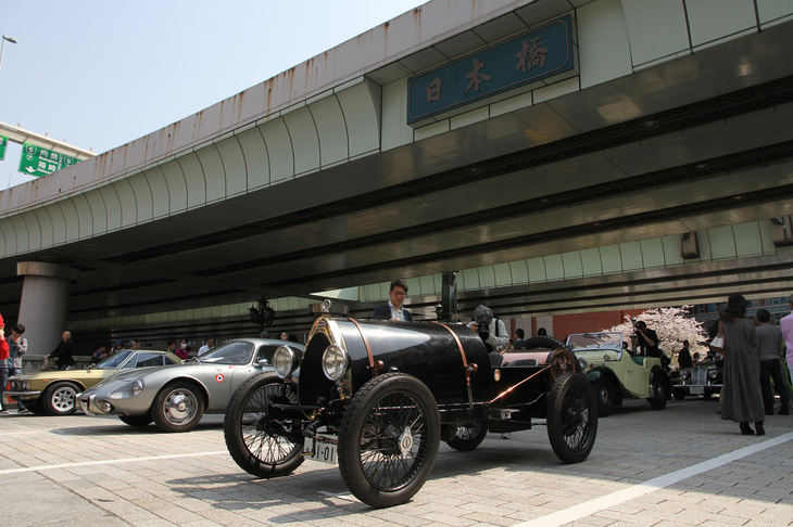参加車両は日本橋の橋上に、北詰を向いて並べられた。