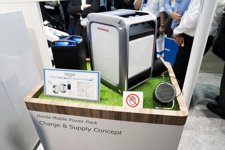 「ホンダモバイルパワーパック」から電気を取り出し、緊急時などの電源として利用可能にする「Charge & Supply(チャージ&サプライ)」コンセプト。