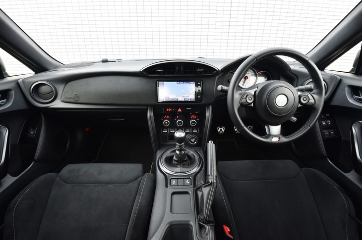 「86 GR」のインテリアは、ブラックのセンタークラスターやドアグリップを採用するなど、黒基調のカラーリングでコーディネートされている。