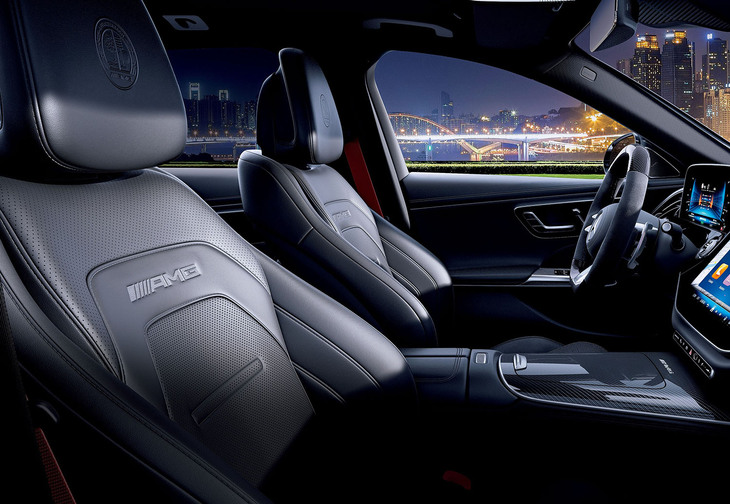 シート表皮はブラックのナッパレザー。室内にも多くのカーボンパーツが使われる。