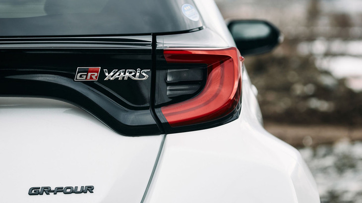 4輪駆動の前後トルク配分の設定は3万3000円。