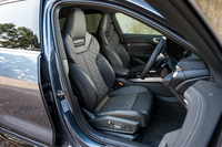 この試乗車の「Sスポーツシート」はオプションの「Sラインパッケージ」装着で得られるスポーツシートに、さらに「Sファインナッパレザーラグジュアリーパッケージ」を上乗せすることで装着できる。アウディらしいさらりとした質感が心地よい。