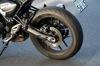 タイヤサイズは前が110/70R17、後ろが150/60R17。ピレリのロードスポーツタイヤ「ディアブロロッソIV」が純正装着される。