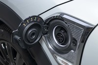 左のスカットルを押し込むと給電ポートが姿を現す。普通充電のみに対応しており、バッテリー残量0%から満充電までに要する時間は200V電源を使った場合で3.5時間。