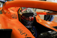 前戦バーレーンGPでの4-5フィニッシュでコンストラクターズランキング3位に躍り出たマクラーレンは、予選でカルロス・サインツJr.(写真)が8位につけるも、ランド・ノリスはトラフィックを避けるあまりタイヤを適温にできず15位、パワーユニット交換で19番グリッドに。サインツJr.はスタートで3位にジャンプアップ、その後ペレスに先を越されるも4位でレースを終えた。ノリスは10位に入りさらに1点を加えるも、1-3フィニッシュのレーシングポイントには逆転を許してしまった。残り1戦、3位レーシングポイントとの差は10点だ。(Photo=McLaren)