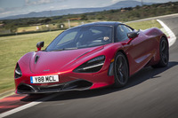 ブレーキはカーボンセラミックディスクが標準。制動性能は100-0km/hが2.8秒(制動距離は29.7m)、200-0km/hが4.6秒(同117m)と発表されている。