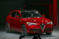 「アルファ・ロメオ・ステルヴィオ」。2016年11月のロサンゼルスオートショーにて撮影。ジェンティローニ首相、次の公用車としていかがでしょう?