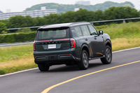 従来型よりも曲げ剛性が57%、ねじり剛性が40%アップしたという新開発のラダーフレームを採用。足まわりは前後とも独立懸架のダブルウイッシュボーンで、揺さぶられ感のない乗り心地が素晴らしい。