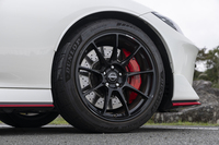 タイヤはフロントが255/40、リアが285/35の19インチ。フロントブレーキには「GT-R」と同じ2ピース構造のドリルドローターを採用したほか、キャリパーカラーがブライトレッドに変わった。以前も赤ではあったが、ワントーン暗い感じの色調だった。