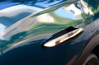 格納式のドアハンドルにはめっき塗装が施される。キーを持って車両から1.5mの距離にまで近づくと自動的にポップアップする仕掛け。