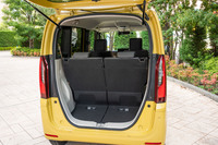 低床設計による広々としたラゲッジスペースも先代モデルから踏襲。これまで右にオフセットして付いていたテールゲートオープナーは、位置を中央にして高さを70mm低めている。