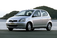 それまでの「スターレット」「ターセル/コルサ/カローラII」に代わり、トヨタのボトムラインを支えると同時に海外生産も前提とした世界戦略車として1999年にデビューした初代「ヴィッツ」。効率的なパッケージングによりライバルを上回る居住空間と荷室を実現した3ドア/5ドアボディーに、1リッター直4 DOHC 16バルブエンジンを搭載する。