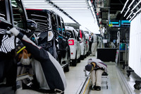 ダイハツの京都(大山崎)工場では組み立て・検査工程を新設した4階建ての建屋に集約。1階に組み立て・検査工程が、2階~4階に塗装工程が配置されている。