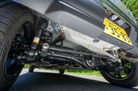 「ハスラー」の4WD車はリアサスペンションに「I.T.L」と呼ばれる形式を採用。一見するとただのリジッドアクスルだが、ホーシングとトレーリングアームの接続部にリンク機構が用いられている。