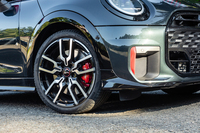 タイヤは215/40R18サイズの「ピレリ・チントゥラートP7」。見てのとおり極めて薄い。