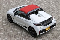 「S660モデューロX バージョンZ」にはボルドーレッドの巻き上げ収納式ルーフ(ロールトップ)が組み合わされる。