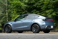 2020年に誕生し、2022年6月に日本に導入された「テスラ・モデルY」。今回試乗したのは2025年1月に発表されたマイナーチェンジモデルで、新意匠のフロントマスクや、拡散反射技術を用いたボディーパネルテールライトなどが外観上の特徴だ。