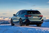 BMWが新型「5シリーズ ツーリング」発売 電気自動車とディーゼル車をラインナップの画像