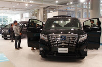 3代目「トヨタ・アルファード」と2代目「ヴェルファイア」の発表会の様子。初めてこのクルマと相まみえたときの自動車メディアの空気感は、今でも忘れられない……。