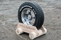 2024年5月発売時点でのサイズバリエーションは、31×10.50R15 LT 109Sから35×12.50R20 LT 121Rまでの15種類。同年7月には31種類にバリエーションが拡充する予定だが、いずれもLT規格となるという。写真は185/85R16 105/103N LTサイズの「ジオランダーA/T4」。