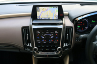 タッチパネル式の7インチモニター(写真下)と、表示専用の8インチモニターをダッシュボードセンター部分に配置。2画面化はインストゥルメントパネルの高さを抑える効果をもたらす。