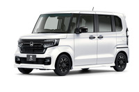 ニッポンのベストセラー軽乗用車「N-BOX」。2021年末の改良でパーキングブレーキが足踏み式から手動スイッチによる電動式に変更された。