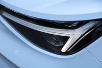 84個のLED光軸で構成される「ピクセルLEDヘッドライト」。各光軸を独立して自動調節し、周辺のドライバーや歩行者の幻惑を防ぐ。