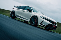 ホンダが誇る世界最速FFマシンこと「シビック タイプR」。「プレリュード」と上下関係をつくるべからずということで、上級仕様「レーシングブラックパッケージ」の価格がプレリュードと同額に“値上げ”されたのは、前編でも述べたとおり。