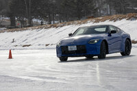 パイロンスラロームでつるつるとお尻を振り出す「フェアレディZ」。こんなクルマをまがりなりにも氷上でコントロールできるのはVDCのおかげだろう。姿勢制御装置のありがたみを実感した。