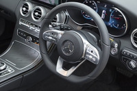 タッチコントロール機能を備えたステアリングホイールが全車に標準装備される。