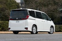 「ノア」のリアビュー。「アルファード」のように左右の端がはね上がったリアコンビランプを採用している。