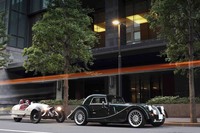 ブリティッシュスポーツを体現するモーガンの最新モデル「プラスシックス」(写真右)と「スリーホイーラー」(同左)の2台を走らせました。(photo:北畠主税)