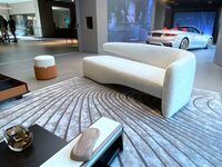 「ジョルジェッティ マセラティ・エディション」のソファ「セイドン」。Seidonとはギリシア神話におけるポセイドンの別名で、ローマ神話のネプチューン、すなわちマセラティのシンボルである三叉(さんさ)の矛の持ち主である。カーペット「ネオメリス」とともに。