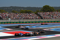 今季ベストタイの予選8位からスタートしたアルファタウリの角田裕毅(写真後ろから2番目)に、オープニングラップで不運が襲いかかる。オコンのアルピーヌ(同一番後ろ)にはじき出されるかっこうで2台は接触。角田はしばらく周回を重ねたものの、フロアのダメージが広がりリタイア。待望のマシンアップグレードで上位入賞の期待がかかっただけに悔しい結果となってしまった。一方、母国GPを迎えたピエール・ガスリーは、好調だったプラクティスから一転してグリップ不足に苦しみまさかの予選16位、他車の降格ペナルティーで14番グリッド。レースではハードタイヤでスタートし12位完走。(Photo=Getty Images / Red Bull Content Pool)