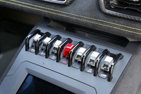 センターコンソールのトグルスイッチ。ウィンドウの開閉やESCのオンオフ、フロントのリフトアップに関わるものが並ぶ。