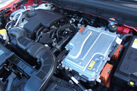 ルノー独自のフルハイブリッドシステムは、最高出力94PSの自然吸気1.6リッター直4エンジンと同49PSのメインモーター、HSGと呼ばれる同20PSのサブモーター、そして電子制御ドッグクラッチマルチモードATで構成されている。