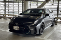 ワイドフェンダーや大開口のフロントグリル、パワーバルジ付きのボンネットなどのエクステリアは、基本的に「GRカローラRZ」と共通。