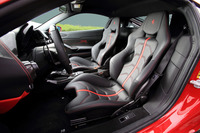 試乗車にはスポーティーなデザインの「ゴールドレイク・レーシングシート」が装着されていた。インテリアカラーは「ネロ(黒)」。