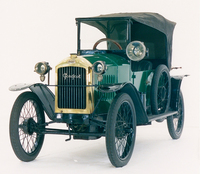 1920年代に入るとヨーロッパでも大衆車と呼べるようなクルマが登場するようになるが、大々的な普及には至っていなかった。写真は1922年に登場した「プジョー・クアドリレット」。