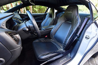 ヘッドレスト一体型のスポーツシートには大胆かつユニークなキルティング加工が施されている。ヘッドレストには「Vanquish S」の刺しゅうが入る。