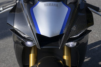 独特のスゴみを放つ、「YZF-R1M」専用のドライカーボン製フロントカウル。今回は「YZF-R1」の中でも、より高性能なR1Mに試乗した。