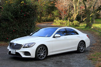 「AMGラインプラス」によりドレスアップされた試乗車のエクステリア。前後のスポイラーやサイドスカート、20インチホイールなどが特徴となっている。