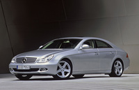 サッシュレスドアを持つ4ドアクーペ流行の火付け役である、初代「メルセデス・ベンツCLS」。Bピラーを隠していないところが、かつての日本車のピラードハードトップとは異なる。