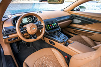 車内中央には10.25インチのタッチスクリーンを配置。この画面を介してインフォテインメントシステムや空調の操作、一部車両設定を行う。