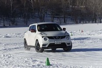 凍りついた女神湖の湖上を行く4WDの「ジュークNISMO RS」。極端に滑りやすい路面を体験することで、雪国での、4WD需要の高さを実感することができた。