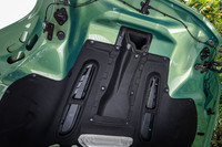 前方ヒンジのクラムシェルボンネットが採用された先代の「DB11」に対して、「DB12」ではオーソドックスな後ろヒンジのボンネットに変更された。