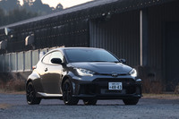 トヨタ自動車は「GRヤリス」に「エアロパフォーマンスパッケージ」を設定し、2026年10月1日に発売した。エアロパフォーマンスパッケージは6種類の空力パーツをセットとした仕様で、競技用のベース車両「RC」と上級グレード「RZ“ハイパフォーマンス”」の2モデルで選択することができる。