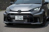 フロントバンパーはメンテナンス性を考慮して左右と中央の3ピース構造に。左右にもそれぞれグリルが設けられ、ATFクーラーとサブラジエーター(こちらはオプション)が備わっている