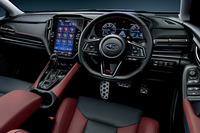 「レヴォーグSTI Sport R」のインテリア。本革巻きのステアリングホイールやシフトレバーが採用される。